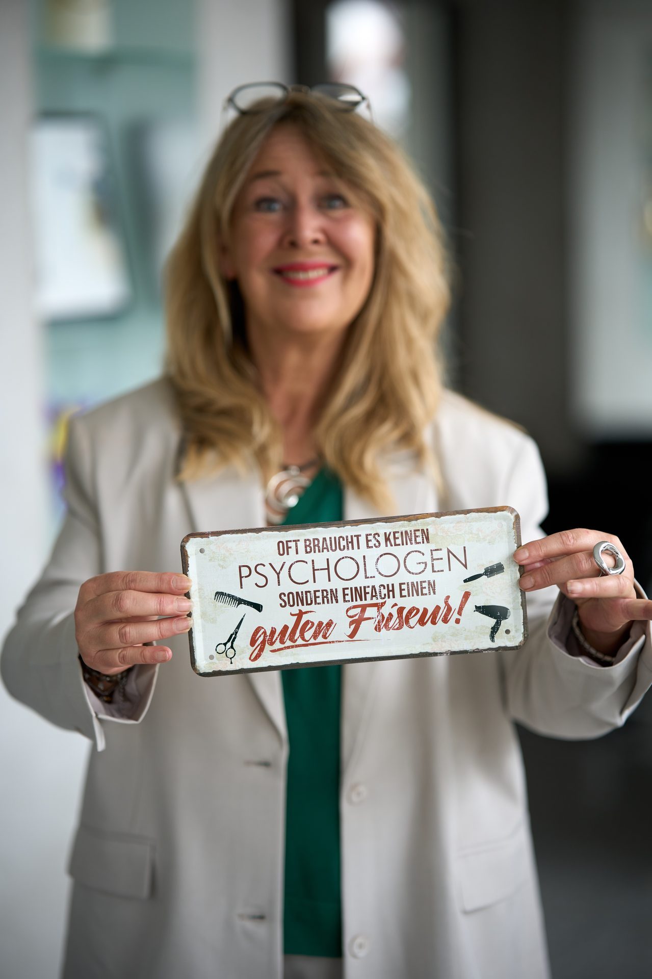 Gabi Stegmiller mit Schild im fade & form Salon