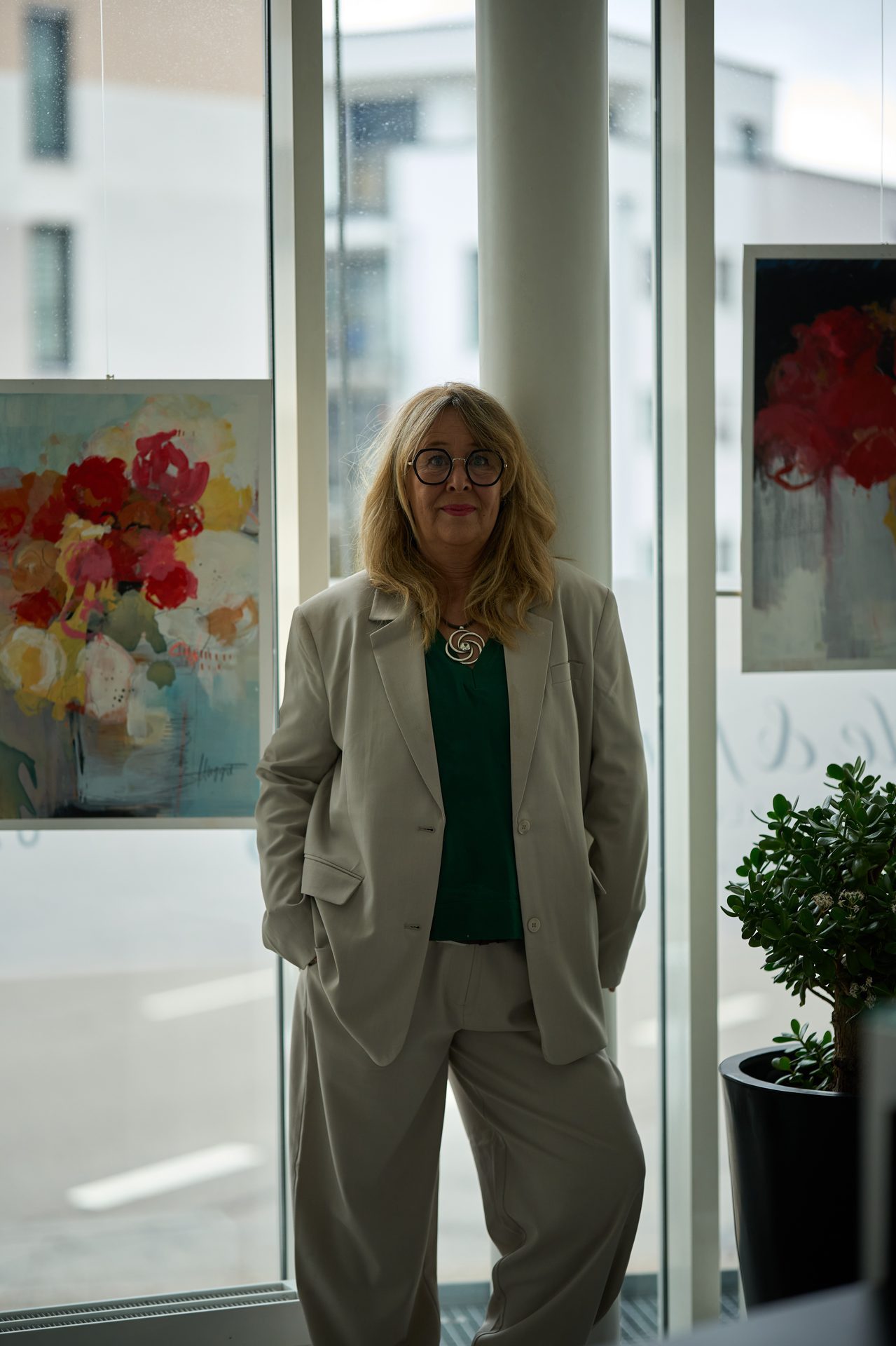 Gabi Stegmiller am Fenster
