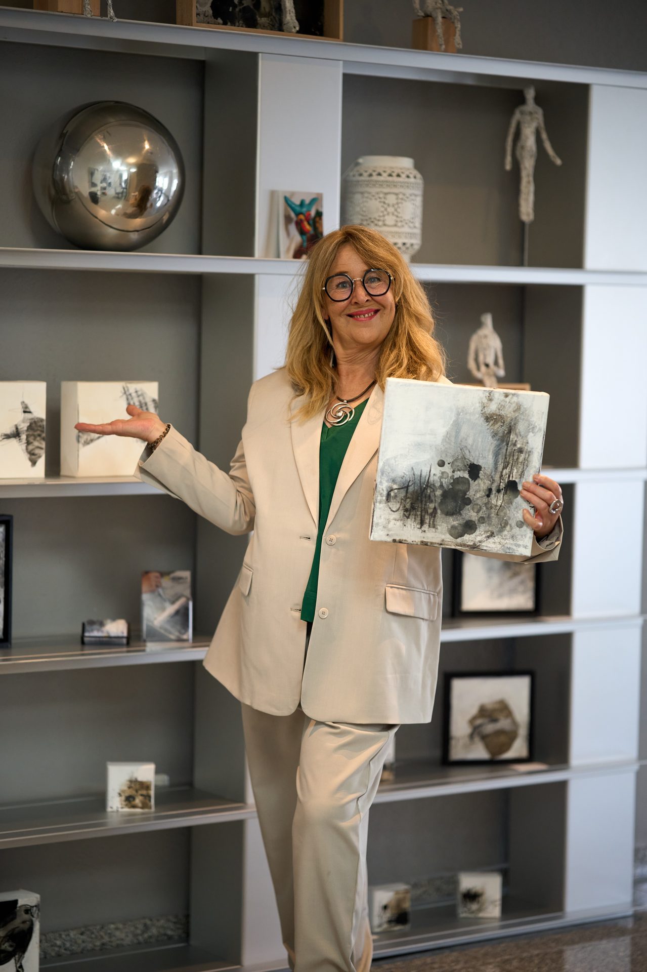 Gabi Stegmiller mit Kunstwerk